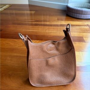 Elegant Tan Leather Shoulder Bag